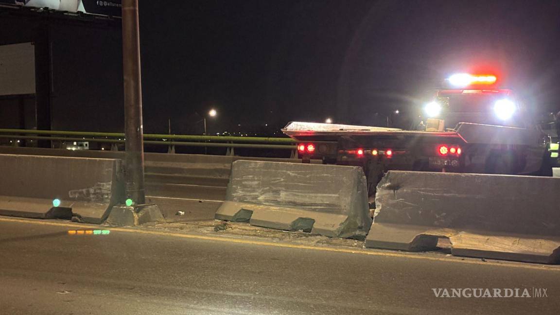 $!El bloque de concreto desplazado por el impacto obstruyó los carriles contrarios del puente vehicular.