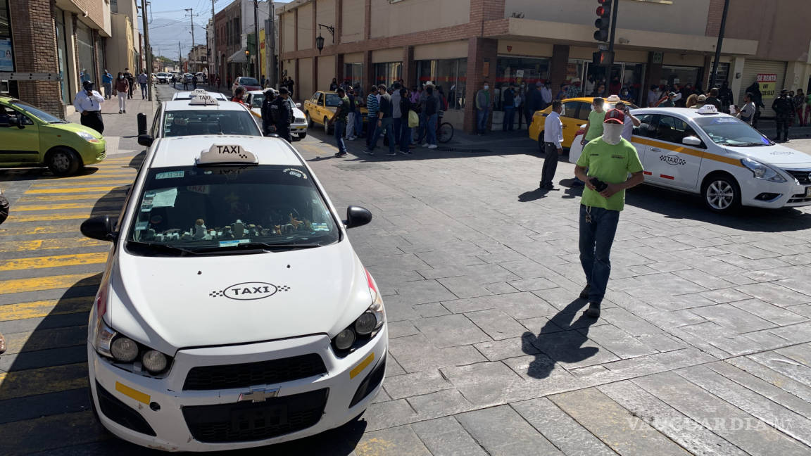 Bloquean taxistas Centro Histórico de Saltillo; exigen que plataformas privadas paguen impuestos