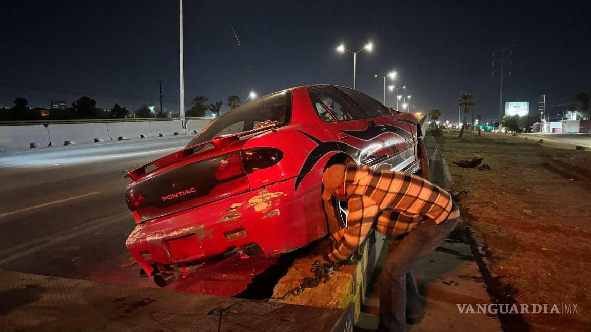 $!Una grúa trasladó el vehículo al corralón, donde permanecerá hasta que se cubran los daños y multas.