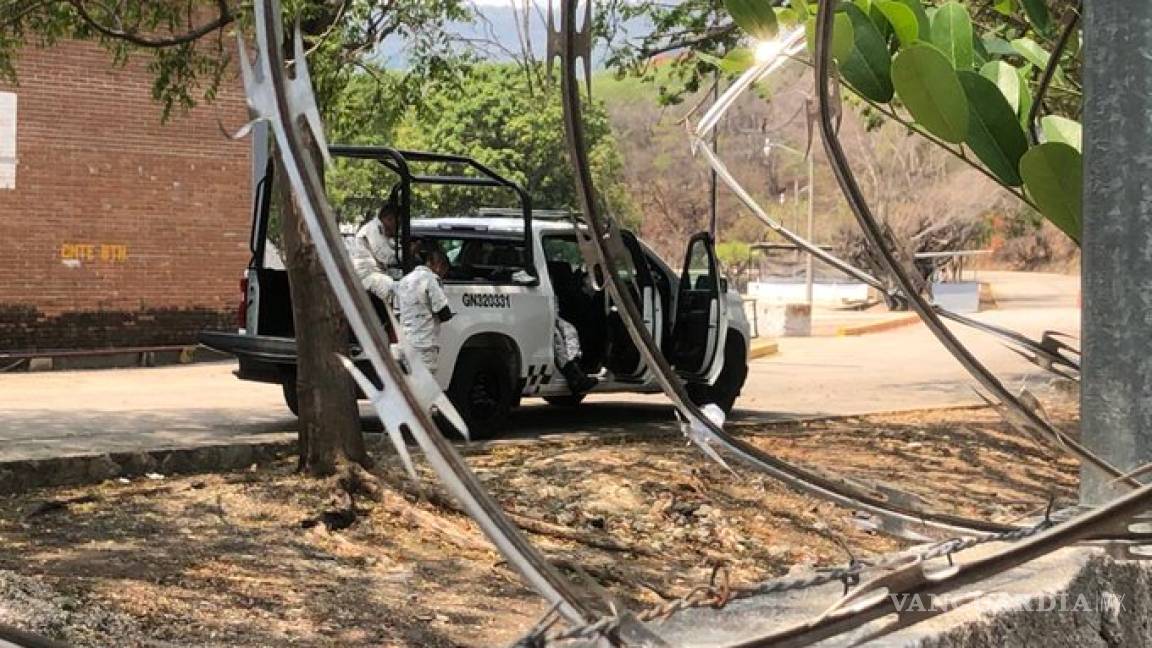 &quot;Nos dan comida de perros&quot;, señalan migrantes encerrados en bodega de la Guardia Nacional