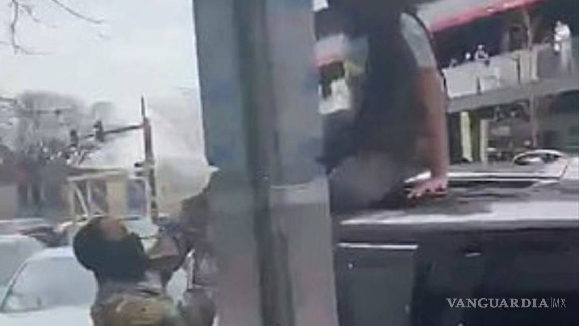 Jovencitas intentan robar auto a repartidor, chocan y él muere (video)