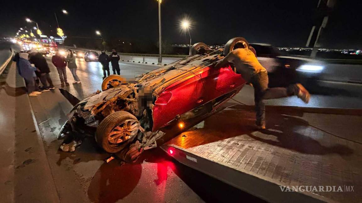 $!Familiares y compañeros de trabajo auxiliaron a la conductora tras el accidente.