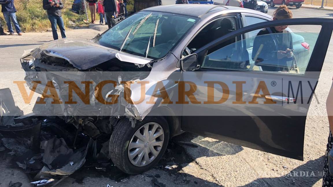 $!Choque en colonia de Saltillo deja 3 lesionados, entre ellos una embarazada