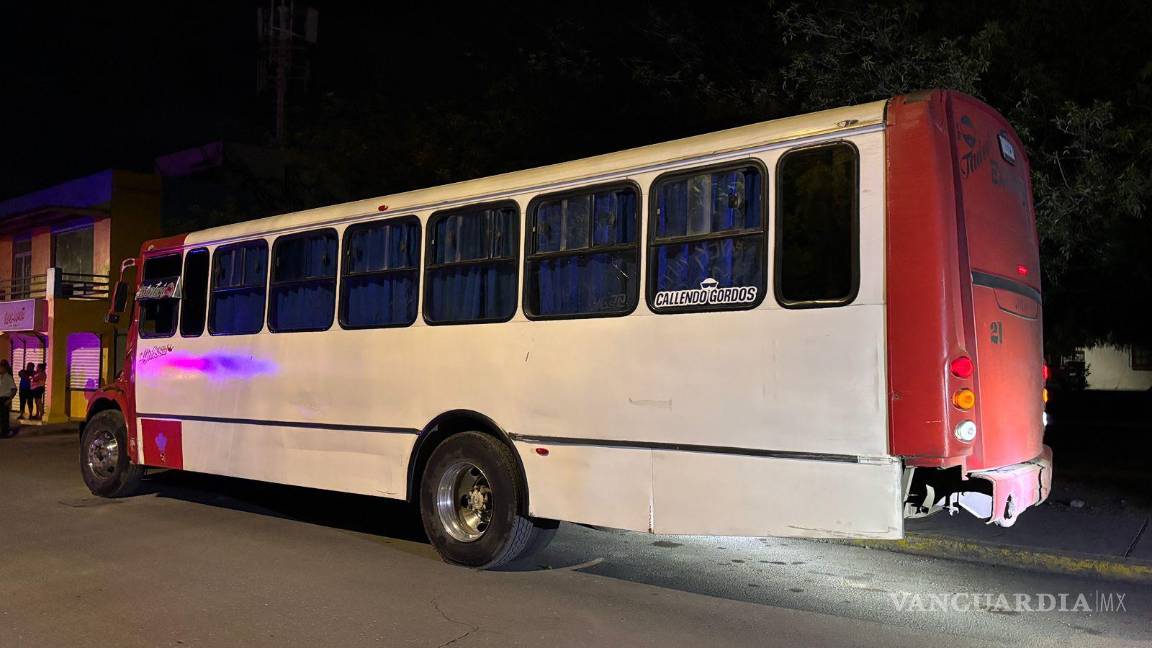 $!Testigos persiguen al chofer responsable tras el choque para detenerlo.