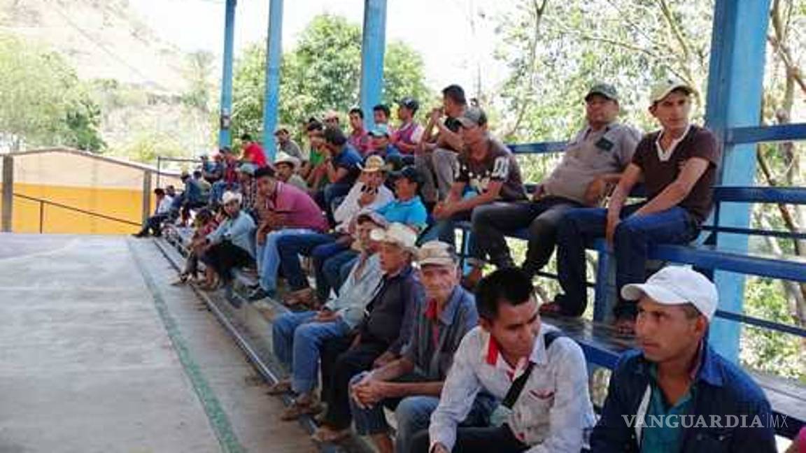 $!Pobladores exigen no fumigar aérea de plantíos de amapola, amagan con derribar naves de Sedena