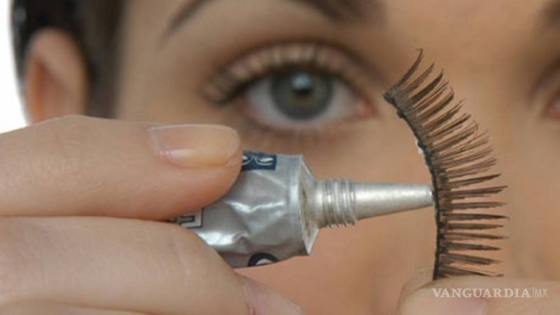 $!¡Ojo con el pegamento! … de las pestañas