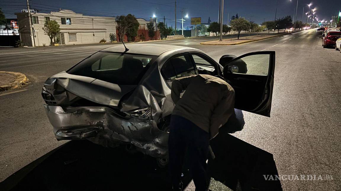 $!El Honda City fue proyectado varios metros por el impacto del vehículo que no frenó a tiempo.