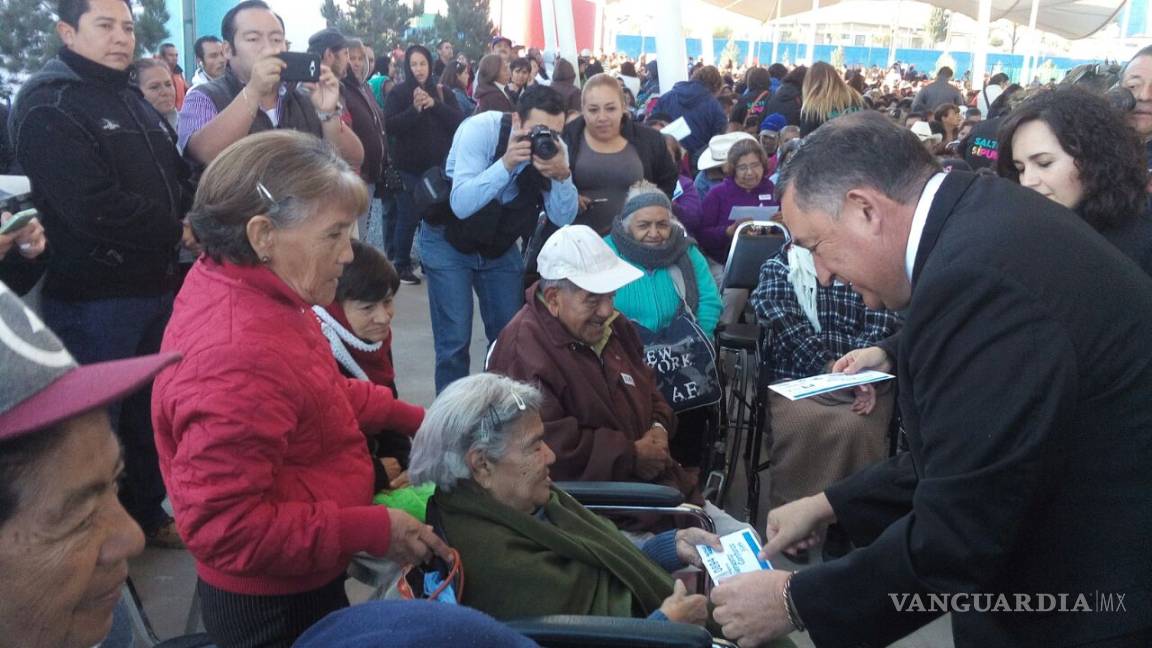 Entrega municipio de Saltillo 3 mil 400 becas a discapacitados