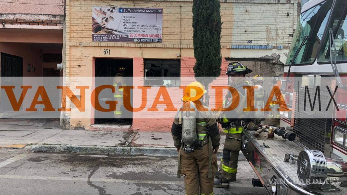 Incendio causa daños a despacho jurídico en el centro de Saltillo