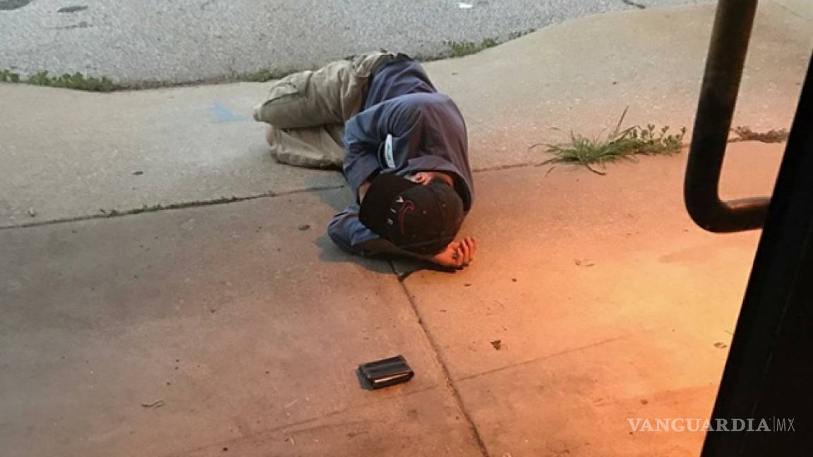 Hombre sin hogar busca a su mascota; duerme fuera de perrera