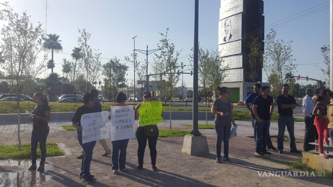 Maestros protestan contra la Reforma Educativa en la Plaza del Magisterio de Monclova