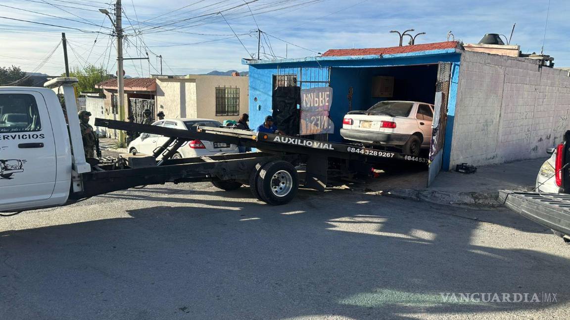 $!Elementos de seguridad aseguraron un Nissan Tsuru con reporte de robo durante un cateo en la colonia Nogales.