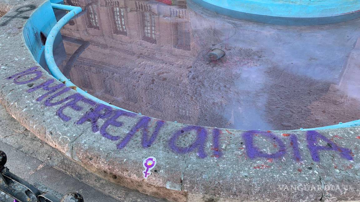 $!El agua de la fuente y sus orillas fueron pintadas durante la manifestación.
