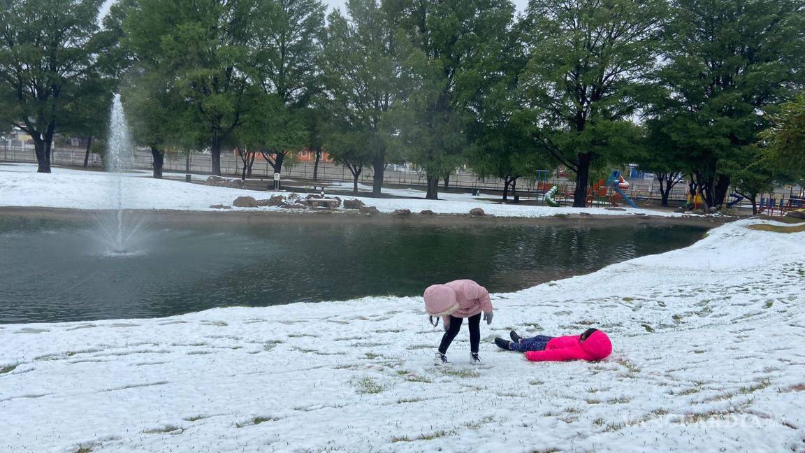 $!Este domingo hubo blancos amaneceres con la caída de nieve y agua nieve, en lugares como Monclova, Múzquiz y Acuña.