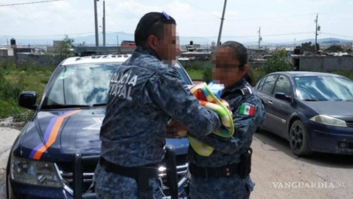 Rescatan policías a bebé de riña entre padres en Pachuca