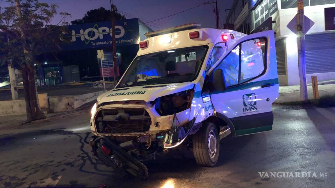 Conductor se pasa un alto e impacta ambulancia del IMSS al norte de Saltillo