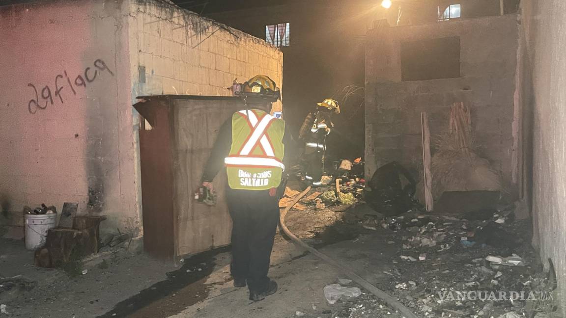 Riña entre personas en situación de calle termina en incendio en su tejabán, al oriente de Saltillo