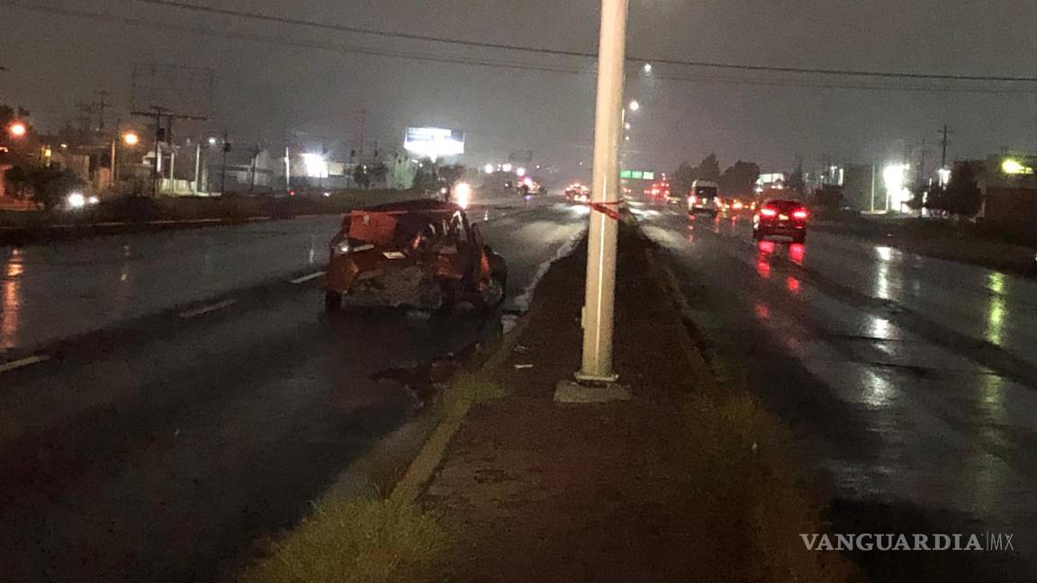 $!El vehículo Chevy impactado, tras ser proyectado contra el camellón central, quedó dañado en el bulevar Fundadores.