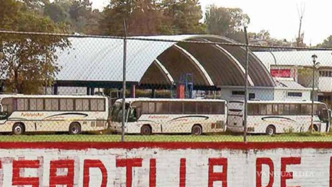 Normalistas secuestran autobuses en Michoacán