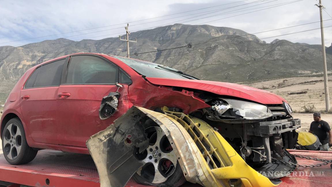 Accidente deja tres vehículos destruidos por choque y volcadura, en Saltillo