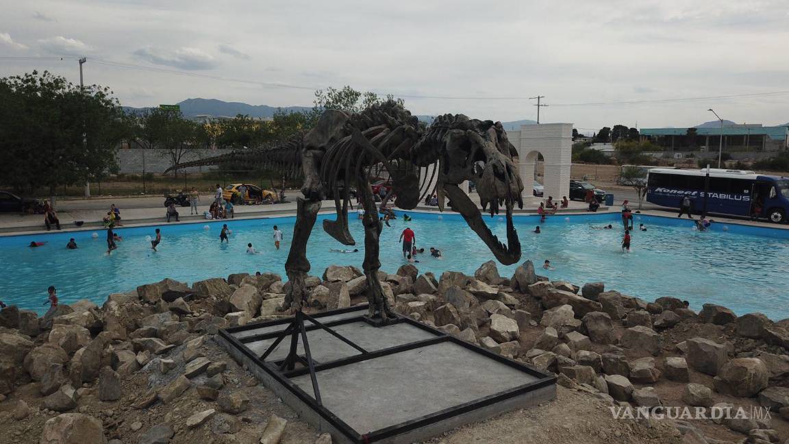 $!En medio del lago artificial se instaló una estructura de Tiranosaurio Rex, misma que se colocó en colaboración con el Museo del Desierto.
