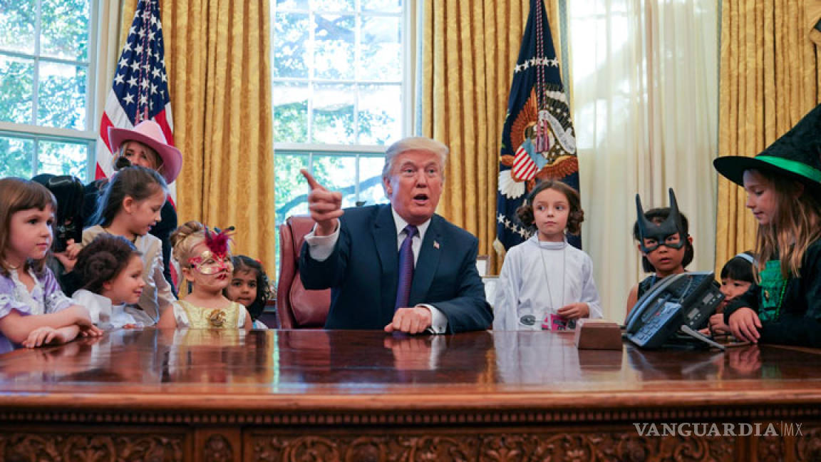 Donald Trump recibe a hijos de periodistas por Halloween