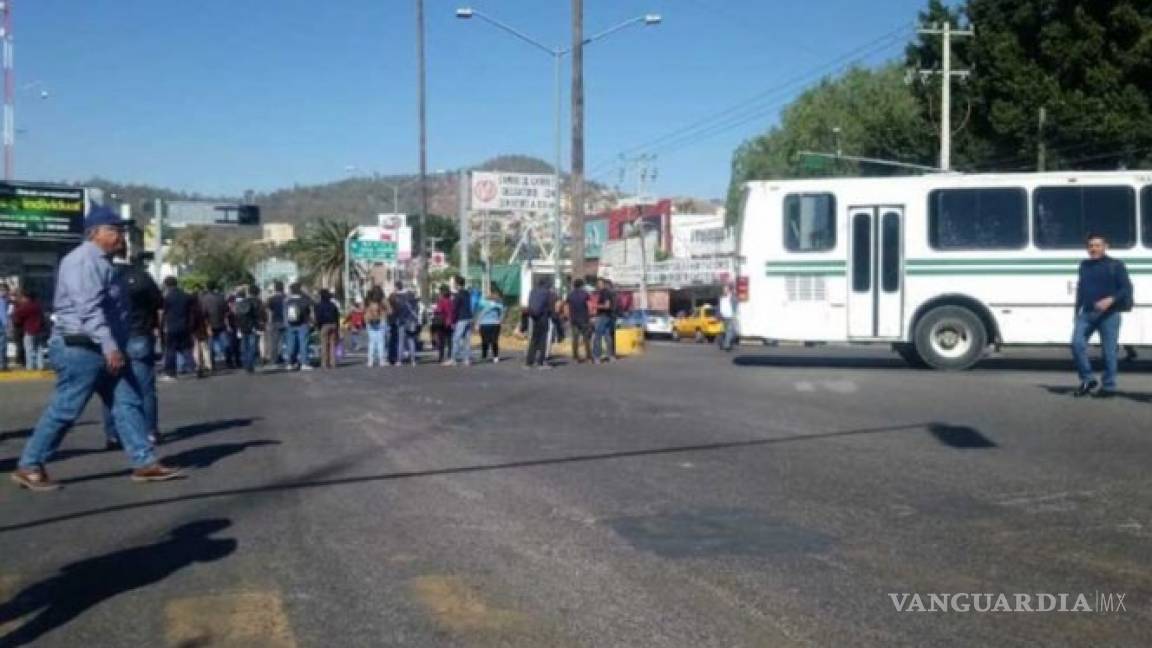 Bloquea la CNTE carretera y terminal de autobuses en Oaxaca