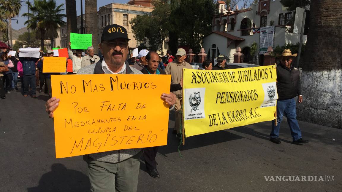 $!Marchan en Saltillo profesores en huelga