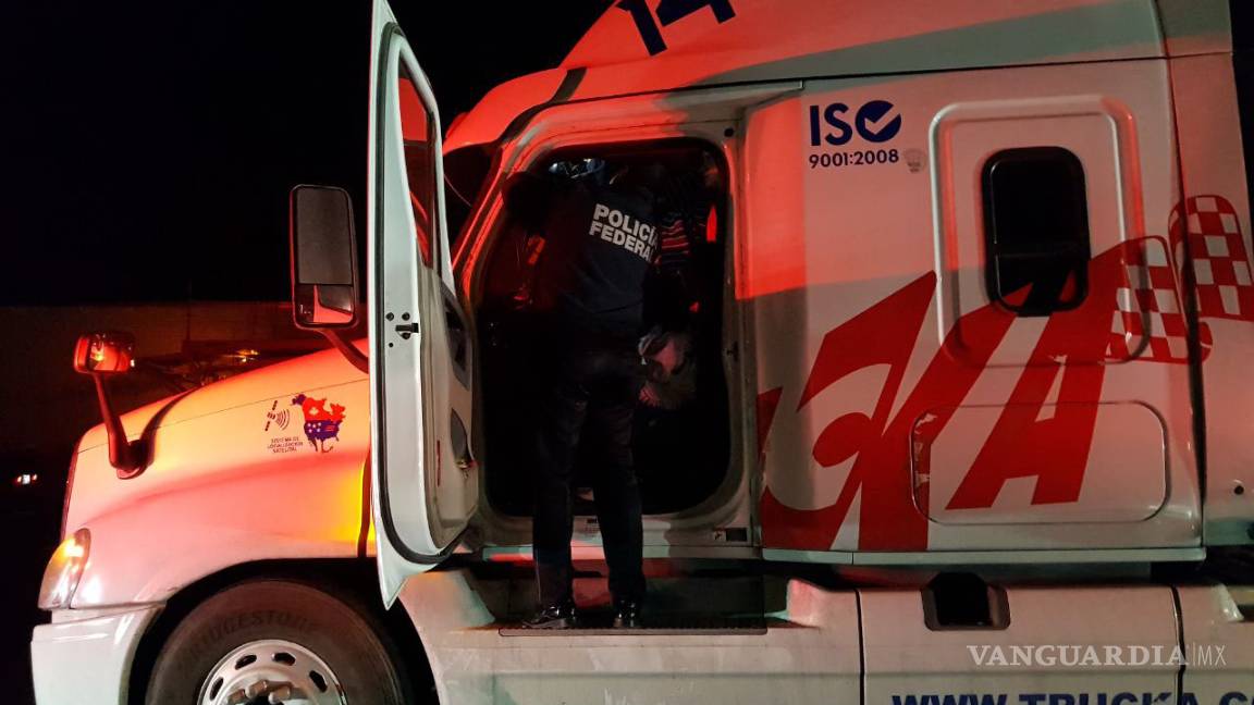 $!Salvan a 21 migrantes hacinados en camarote