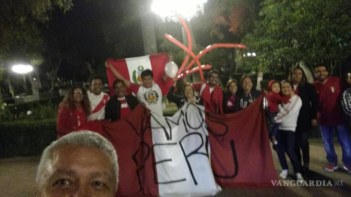 Peruanos acuden a la Alameda por pase al Mundial