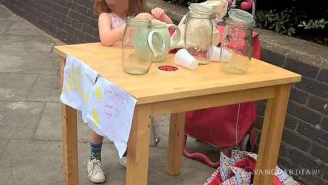 Multan a niña de 5 años por vender limonada sin permiso