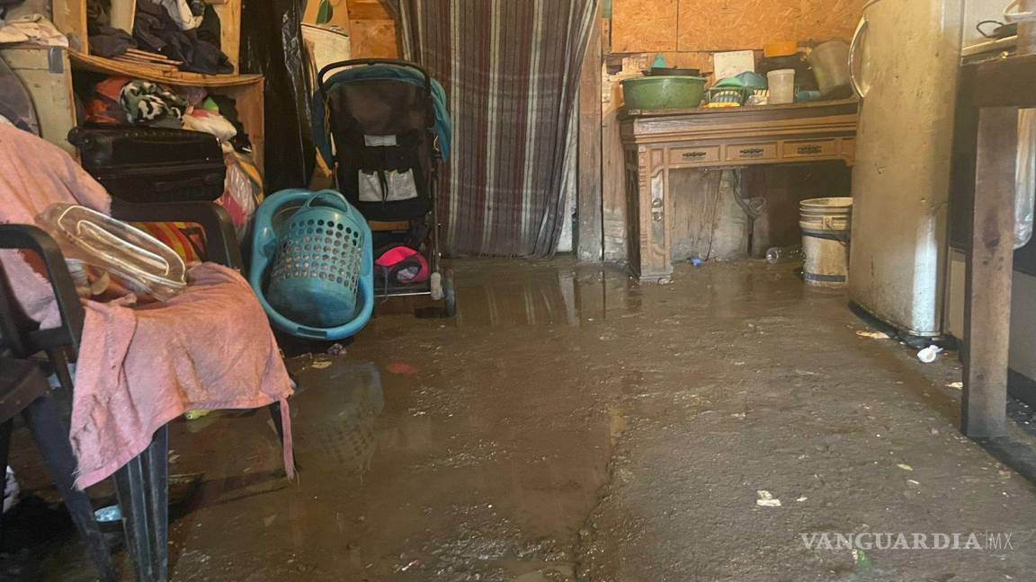 Sufre familia inundación en su tejabán y se estropean sus pertenencias; piden apoyo de los saltillenses