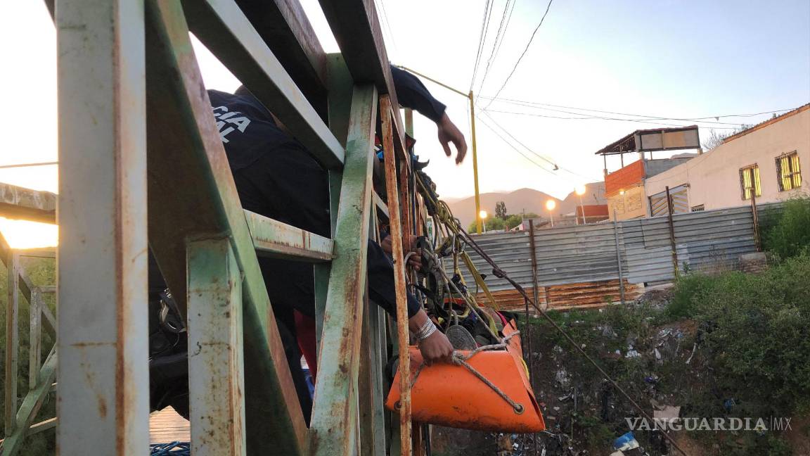 $!El joven fue subido para ser atendido médicamente.