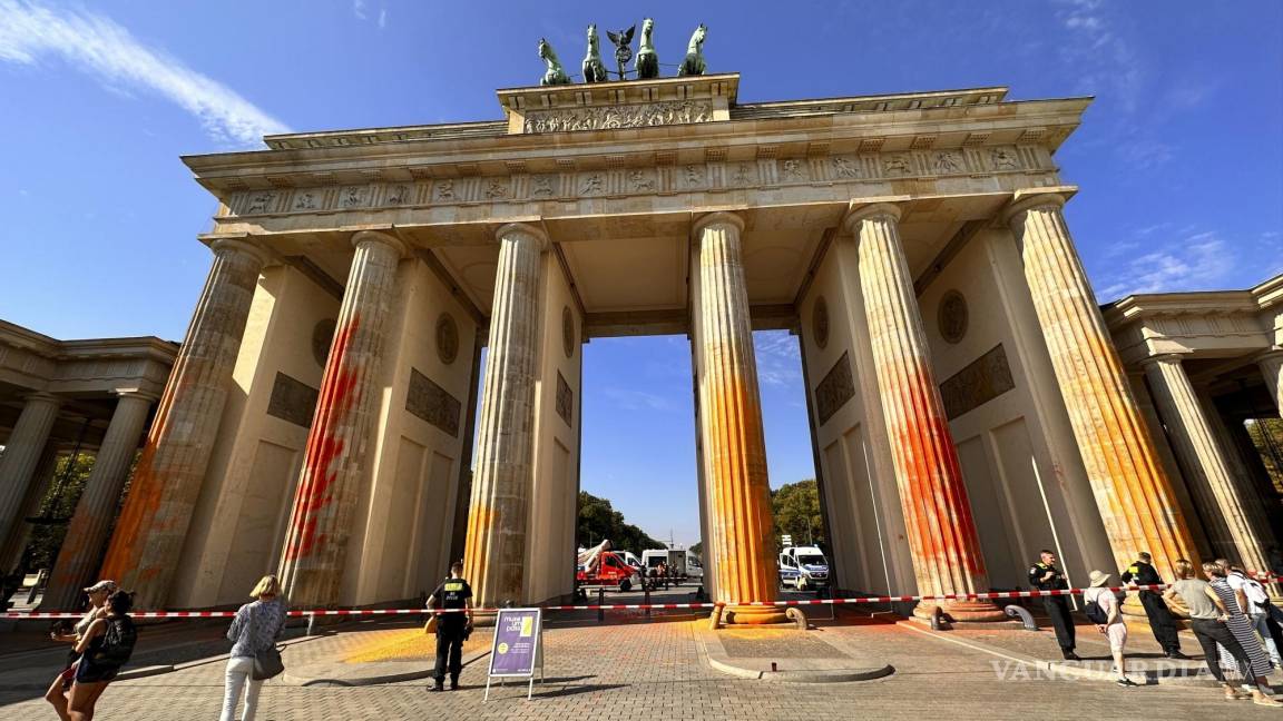 Activistas climáticos pintan de naranja la Puerta de Brandeburgo en Berlín