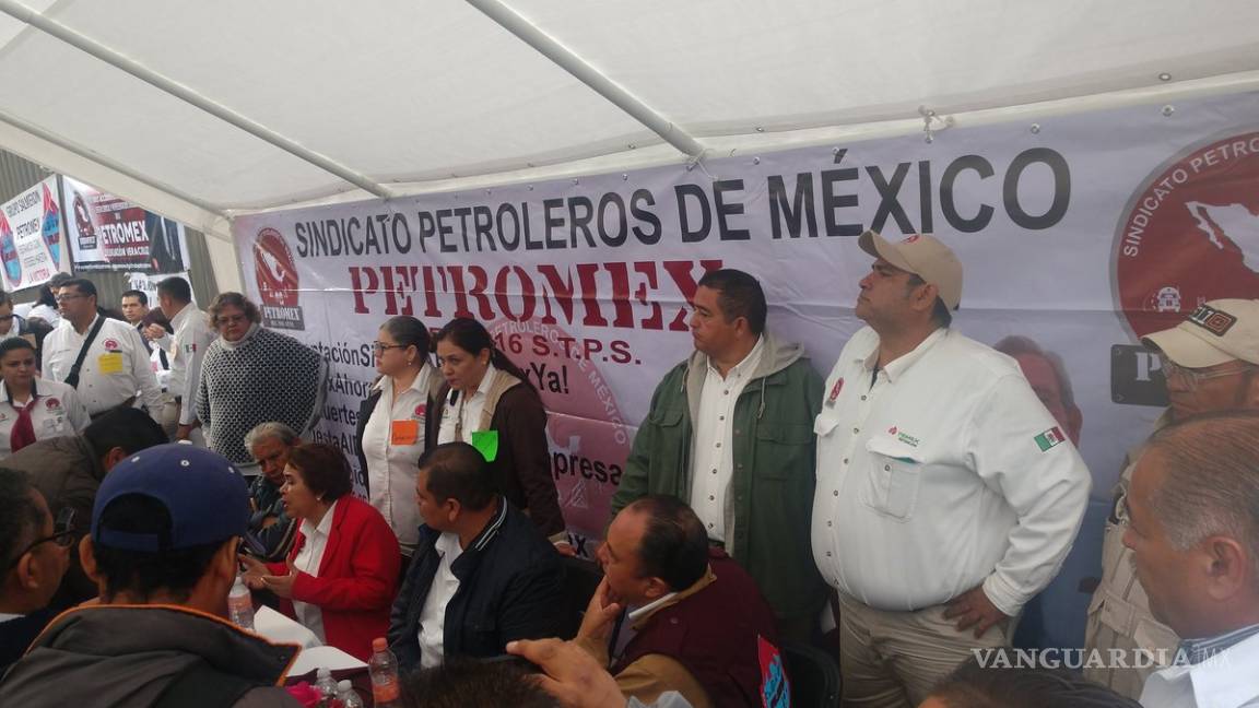 Petroleros bloquean avenida en CDMX como protesta