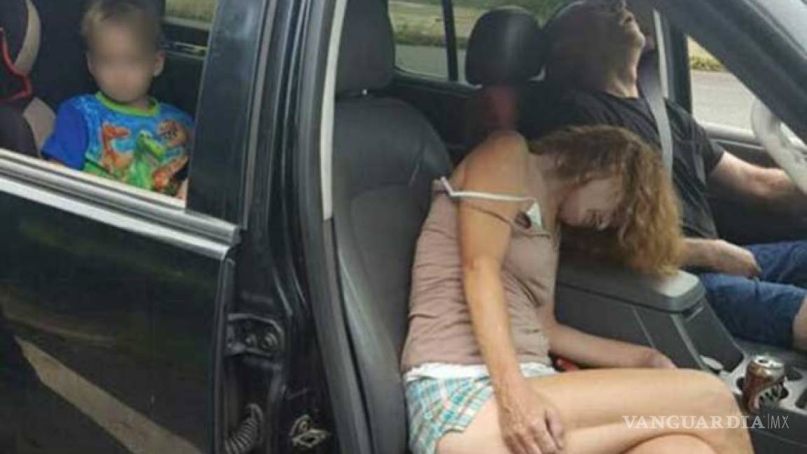 Comparten impactantes fotos de pareja drogada con un niño en el carro