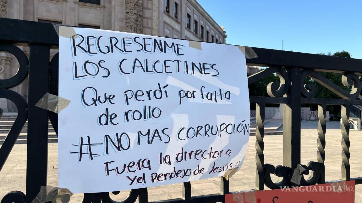 $!Diversas pancartas, colocadas sobre la reja de la fachada principal del ITS, dan cuenta de los reclamos de la comunidad estudiantil
