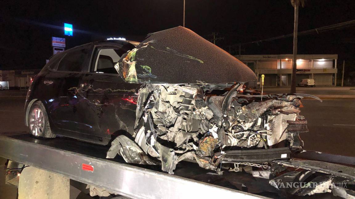 Joven en estado de ebriedad impacta contra muro y destroza su auto al norte de Saltillo