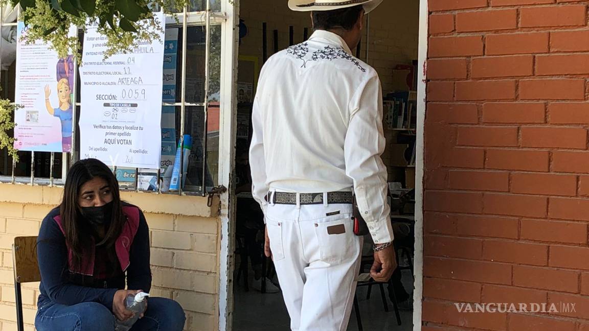 Vota adulto sin cubrebocas en Arteaga; es obligatorio, pero ciudadano rechaza su uso