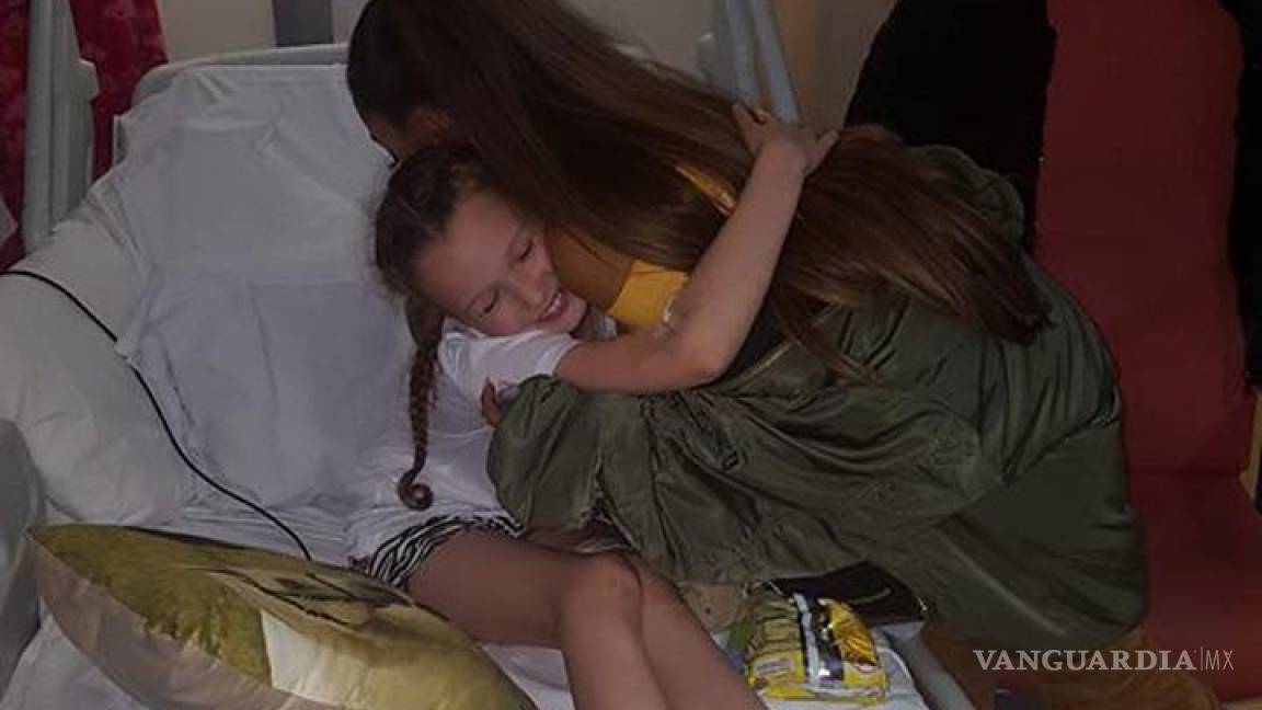 Ariana Grande visita a fans en hospital de Manchester