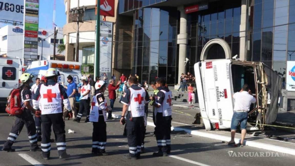 Deja 18 heridos volcadura de autobús en Tamaulipas