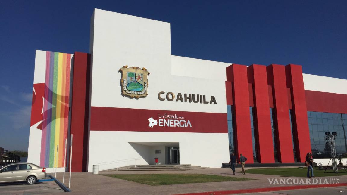 Pende bandera gay del Centro de Gobierno de Coahuila