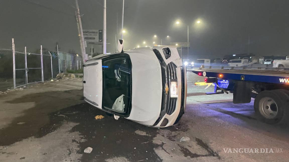 Chinos sufren volcadura al chocar contra puente en Ramos Arizpe