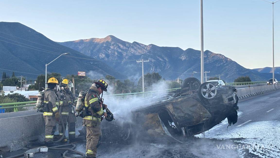 $!El joven conductor logró salir ileso del vehículo antes de que fuera consumido por el fuego.