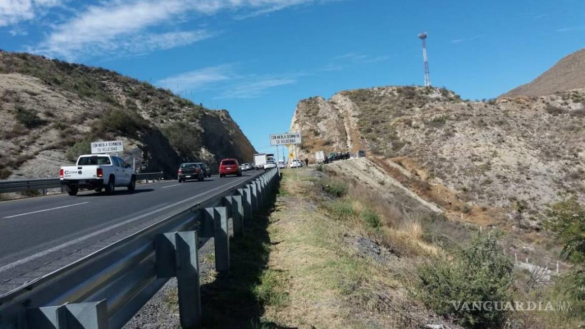 Encuentran cadáver ‘emplayado’ en la carretera Saltillo-Monterrey