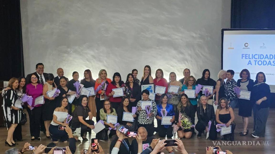 $!La ceremonia reunió a destacadas periodistas y comunicadoras de Nuevo León para reconocer su trayectoria, compromiso y aportación al ejercicio de la libertad de expresión.