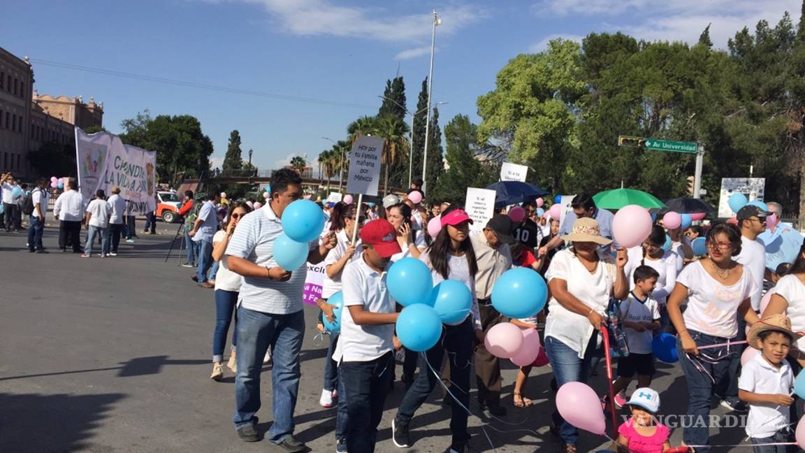 $!Marchan en Saltillo a favor de la familia
