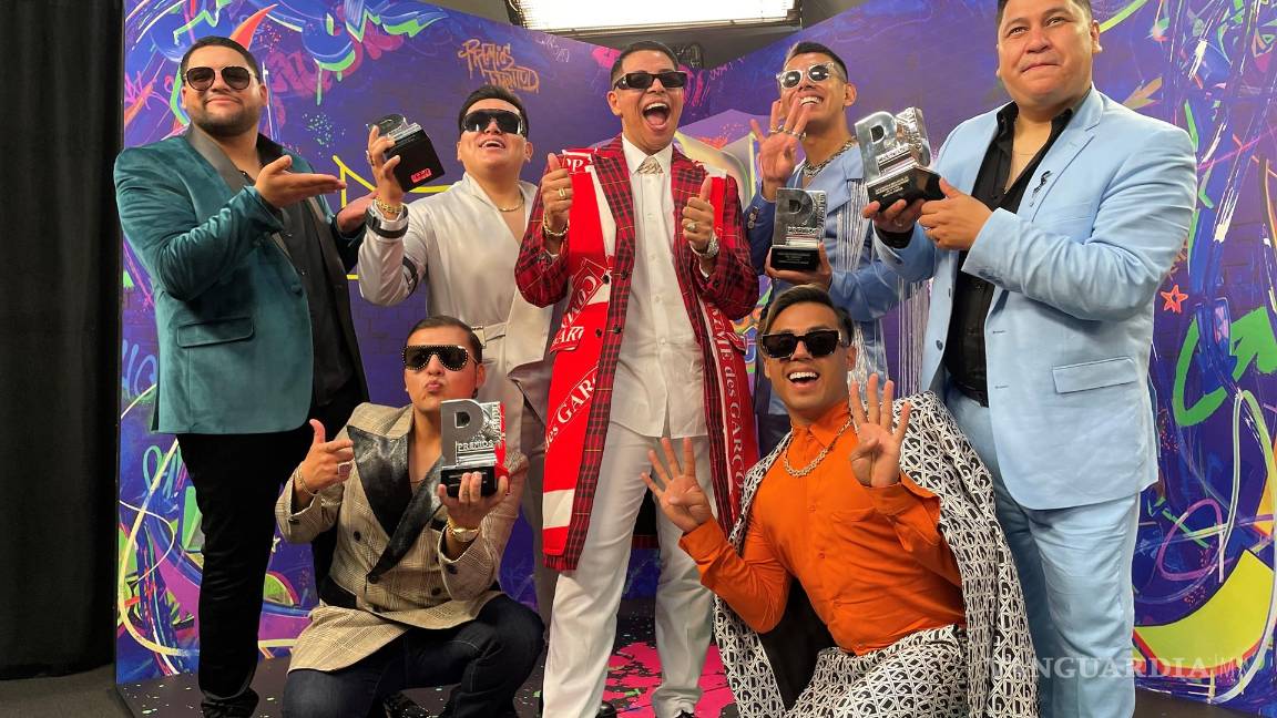 $!Karol G y Bad Bunny triunfan en unos Premios Juventud muy emotivos