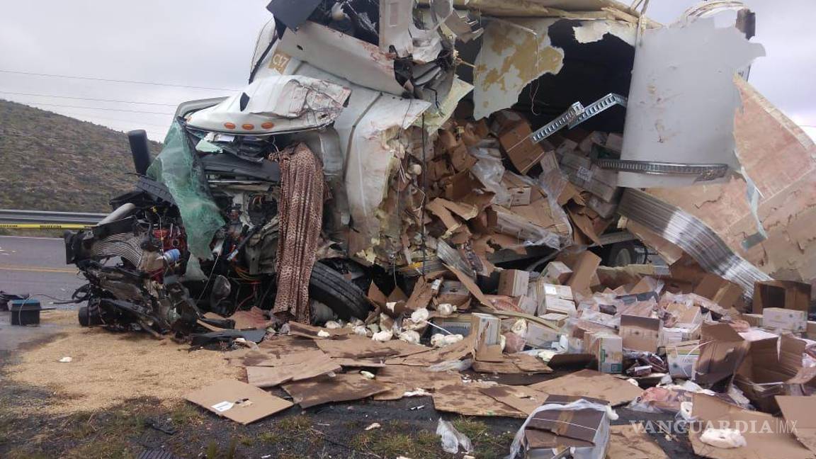$!Bomberos y equipos de emergencia trabajaron en la extracción de los cuerpos atrapados en los vehículos involucrados en el trágico accidente.