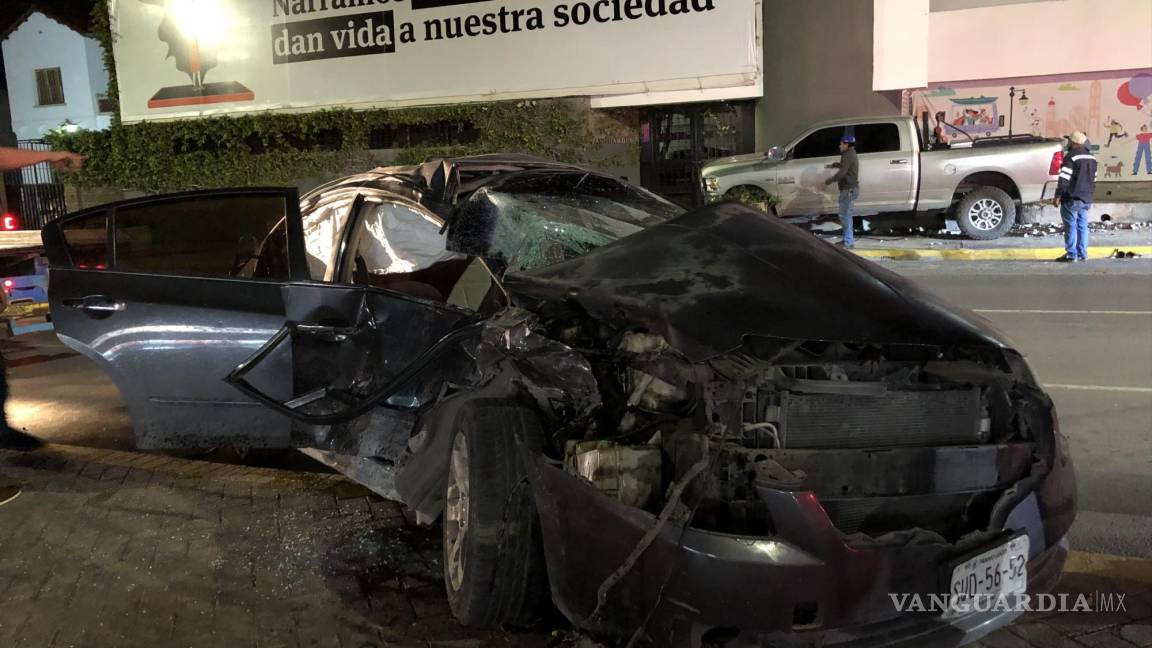 Imprudente conductor causa fuerte accidente y destroza su auto, en el V. Carranza de Saltillo